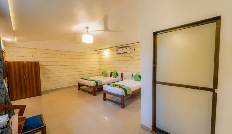 hotels near Saldure beach
