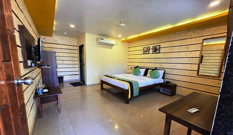 resorts in palande beach 
